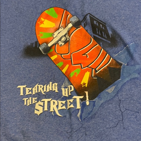 Lot of 2 Graphic Tees - Picture 6 of 8